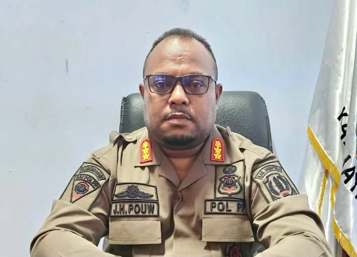 1 Agustus Satpol PP Kabupaten Jayapura Ajak Warga Pasang Bendera Merah Putih