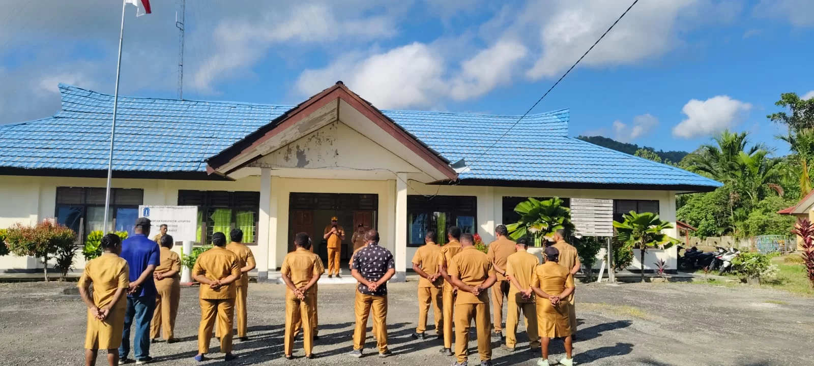 Asisten I Setda Kabupaten Jayapura Pimpin Apel Pagi di Distrik Sentani Barat, Tekankan Peningkatan Pelayanan Publik