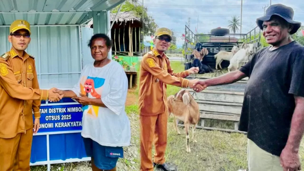 Berkat Dana Otsus, Pemerintah Distrik Nimbokrang Salurkan Puluhan Kambing dan Box Kontainer