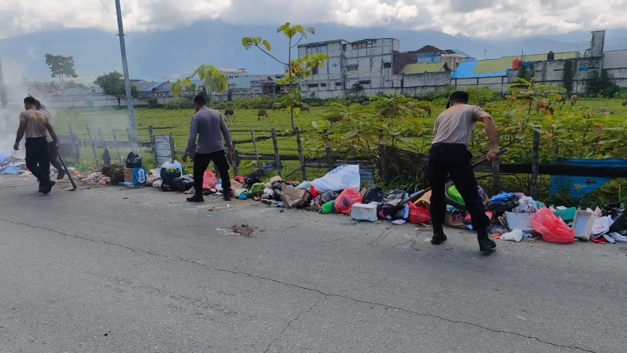 Bupati Jayapura Minta Warga Dilarang Buang Sampah Pagi dan Siang Hari