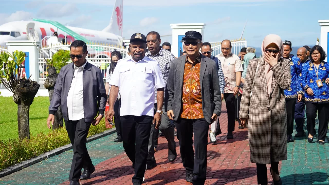 Bupati Jayapura Saat Menjambut Kepala BKN RI Bersama Rombongan di Bandara Sentani, Dalam Perjalan Pulang Dari Biak Menuju Jakarta