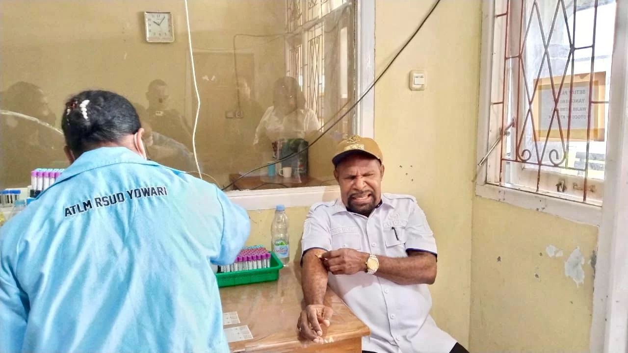 Bupati Yunus Wonda Cek Kesehatan, Juga Cek Kondisi Pelayanan RSUD Yowari