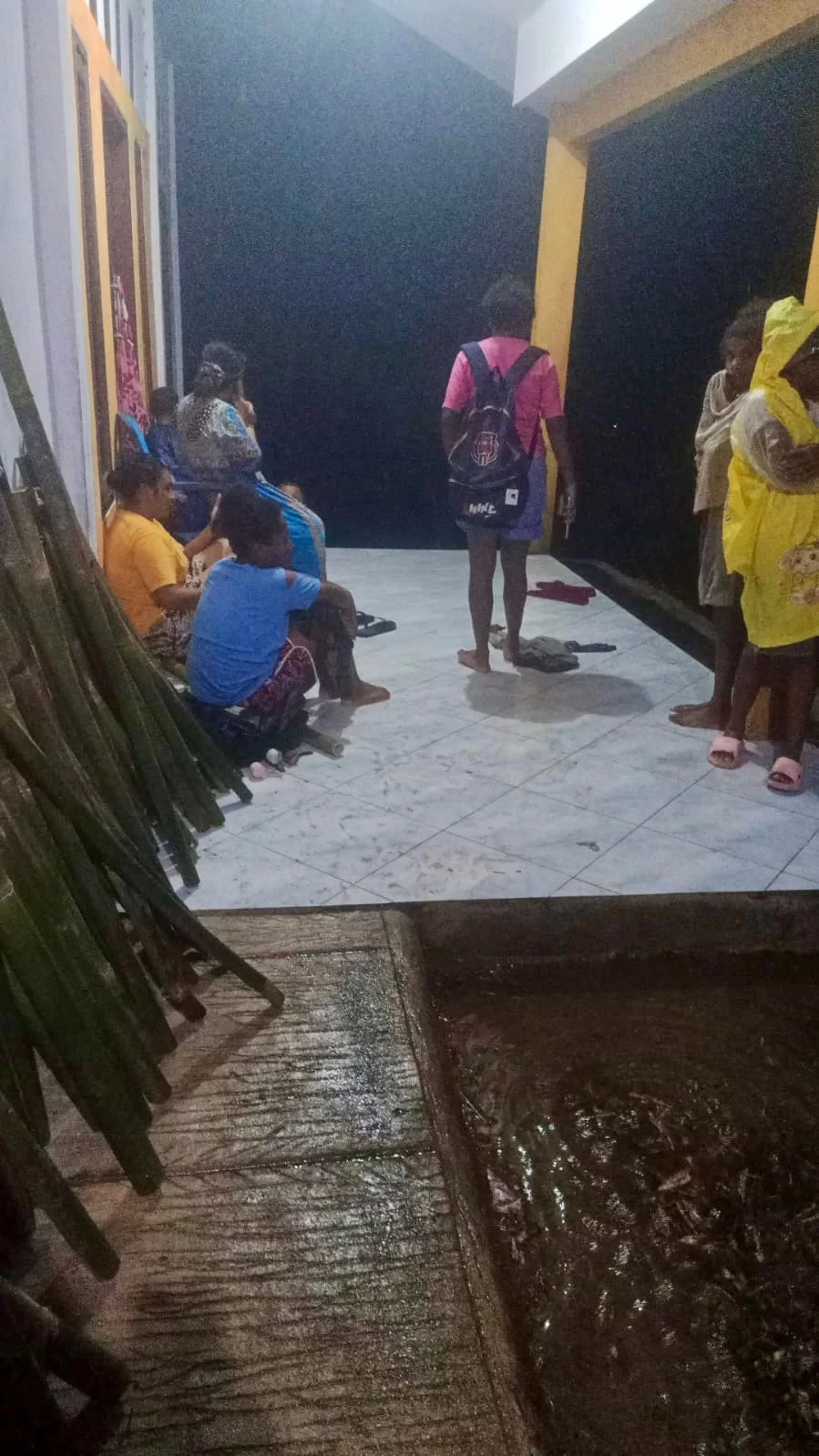 Curah Hujan Tinggi Picu Gelombang Laut dan Abrasi Pantai, Warga Lakukan Evakuasi Mandiri