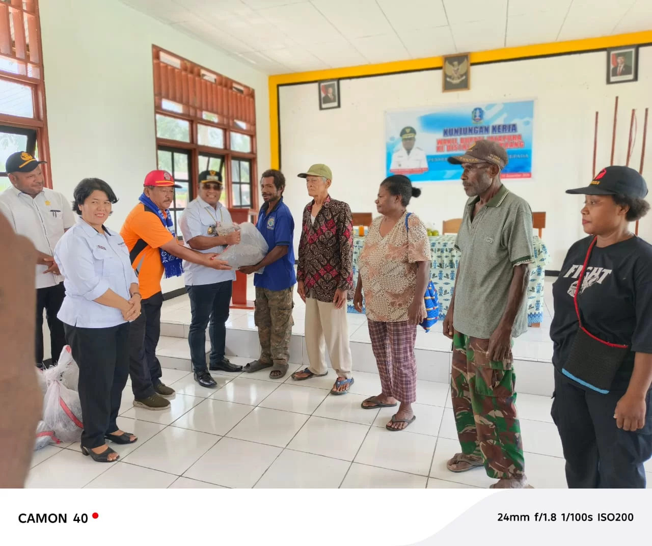 Di Nimbokrang, Wabup Serahkan Bantuan Bahan Rumah