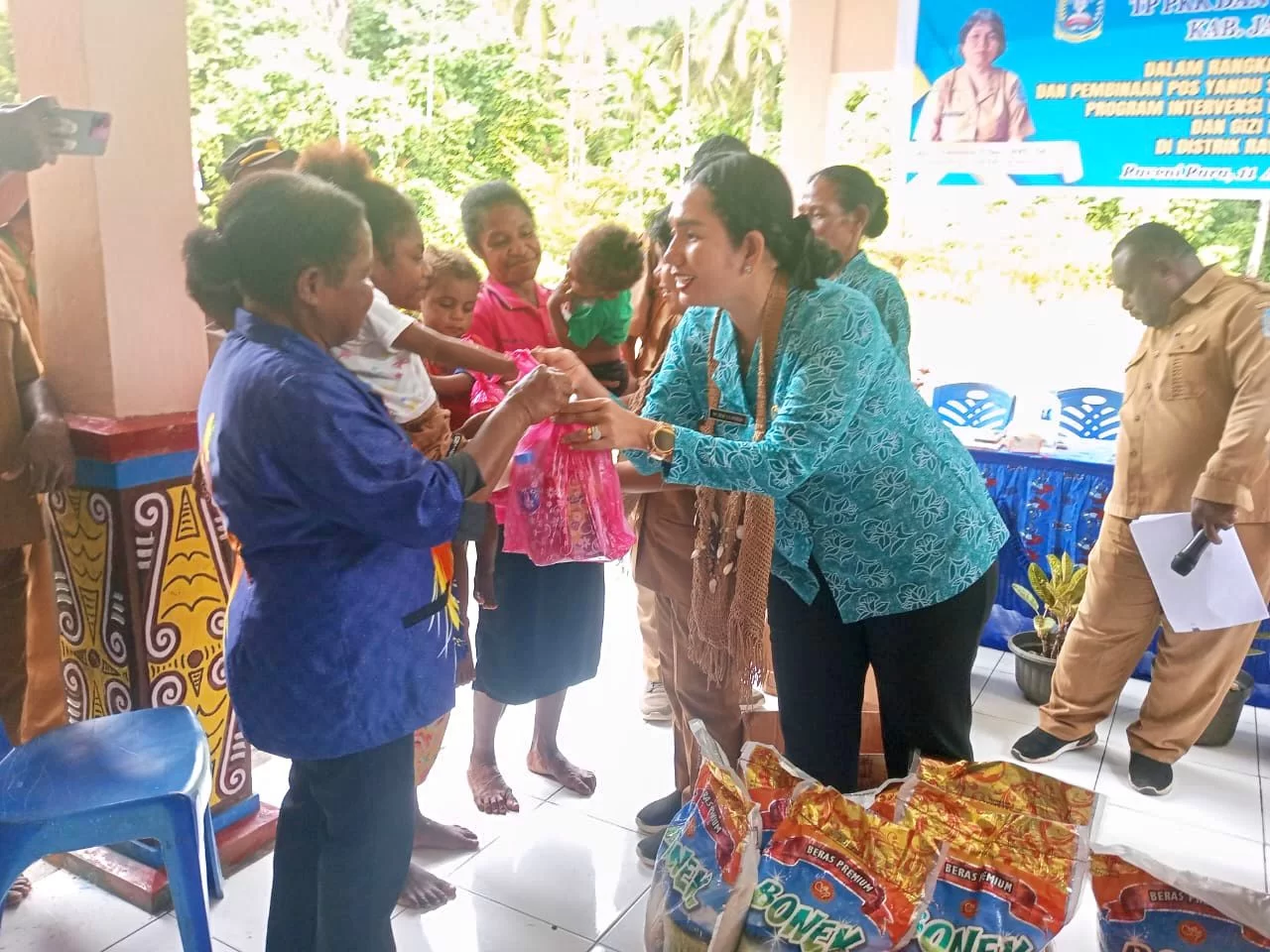 Fokus Tekan Angka Stunting, TP PKK Kab. Jayapura Salurkan Bantuan Lagi ke Ravenirara