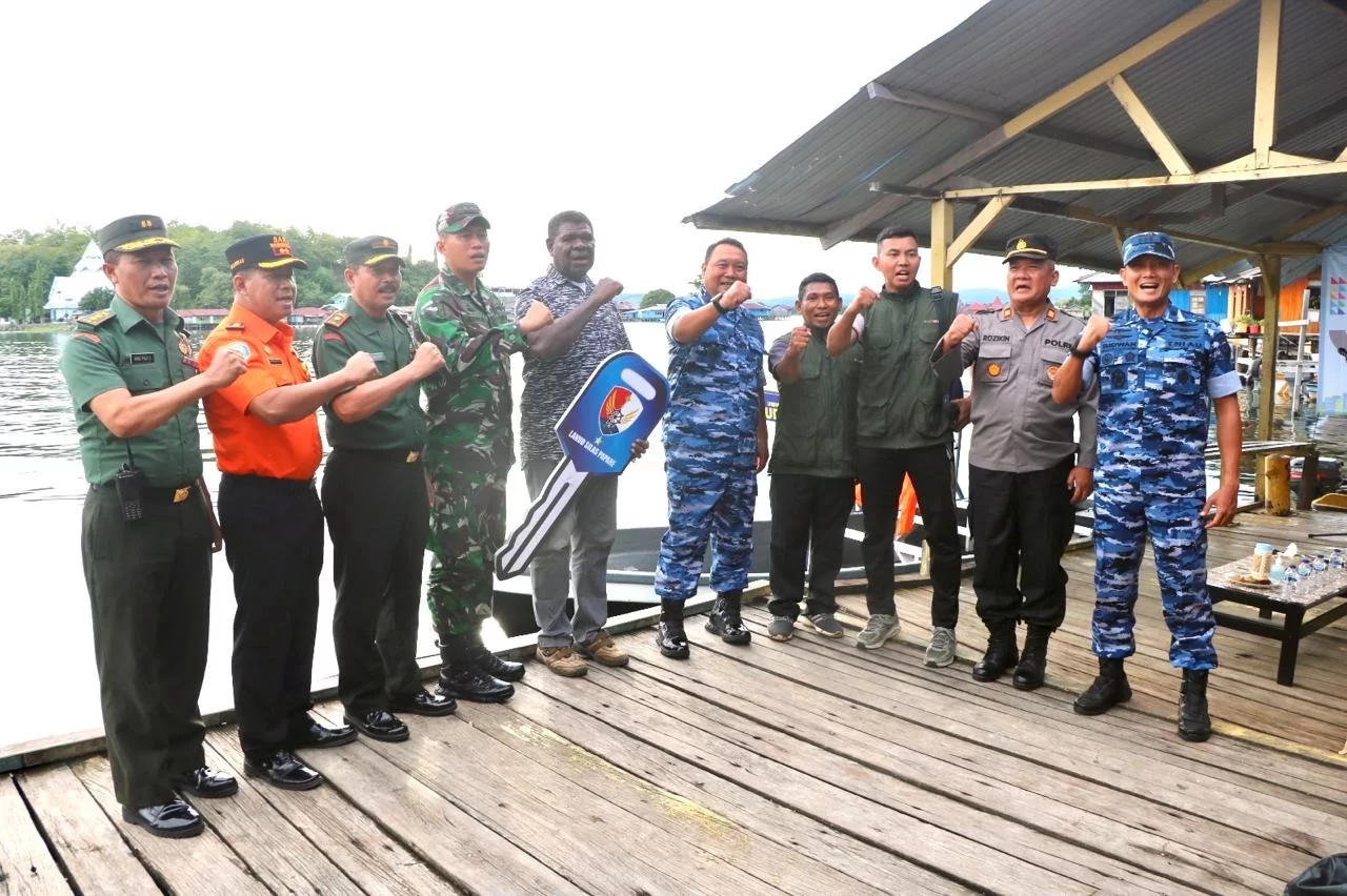 Komandan Lanud Silas Papare Bersama Unhan RI Serahkan Kapal Inovasi Kepada Masyarakat Danau Sentani