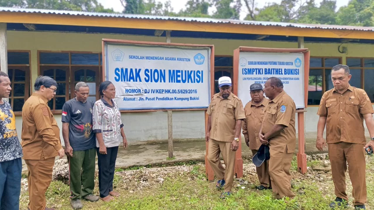 Lihat Kondisi Sekolah di Kampung Bukisi, Bupati Yunus Wonda: Fasilitas Sekolah Harus Segera Dibenahi