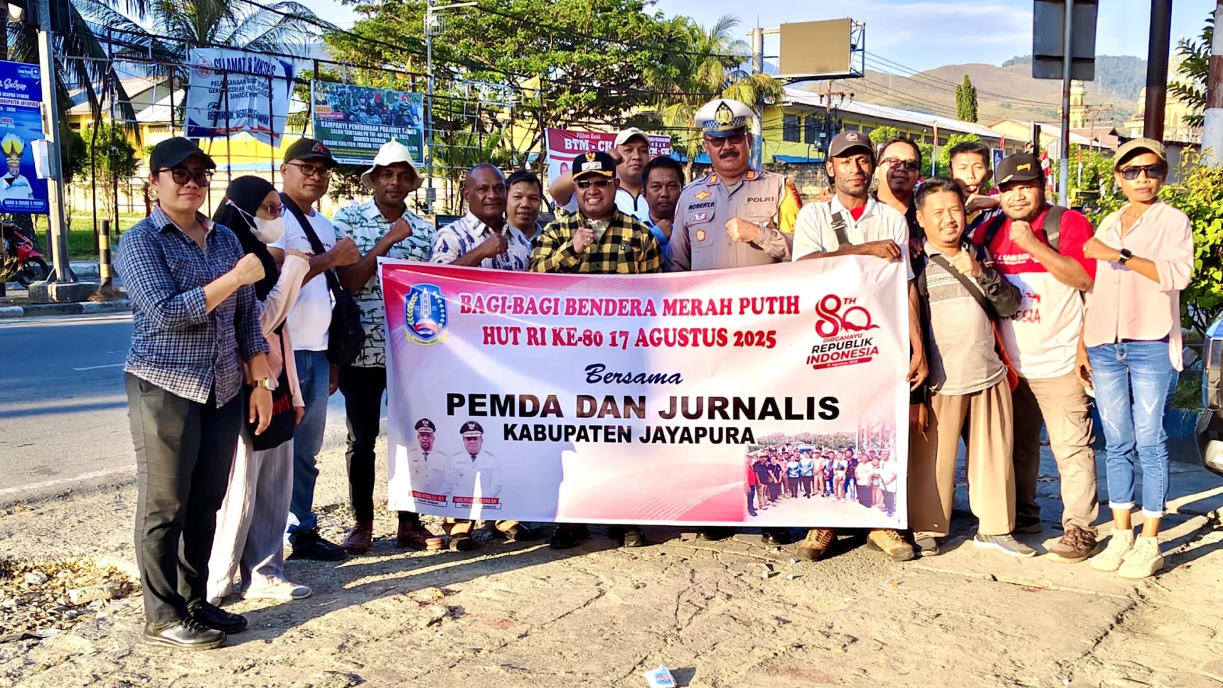 Meriahkan HUT RI ke- 80, Pemkab Jayapura dan Wartawan Bagikan 500 Bendera Merah Putih