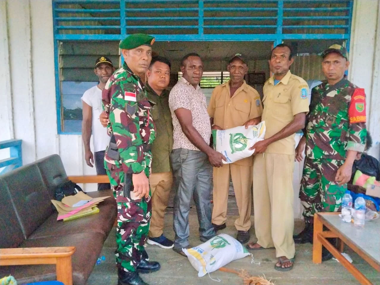 Pemkab Jayapura Beri Bantuan 8 Ton Beras ke Masyarakat Distrik Airu