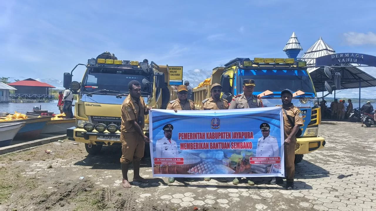 Pemkab Jayapura Salurkan 30 Ton Beras untuk Warga Terdampak Luapan Danau Sentani