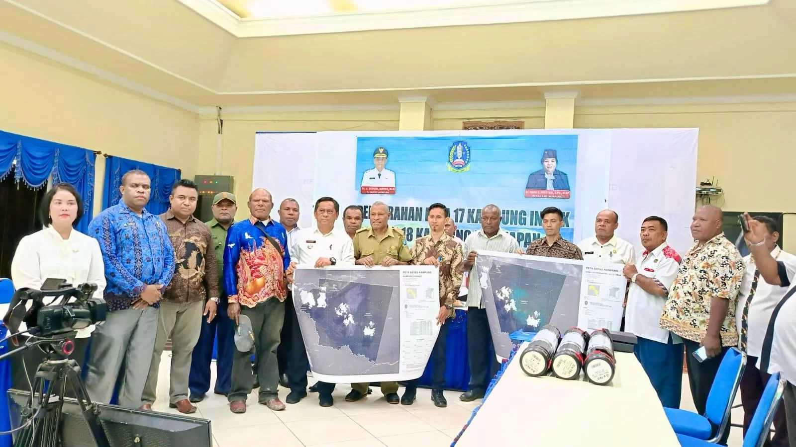 Penyerahan Peta 17 Kampung Induk dan 18 Kampung Persiapan Di Kabupaten Jayapura