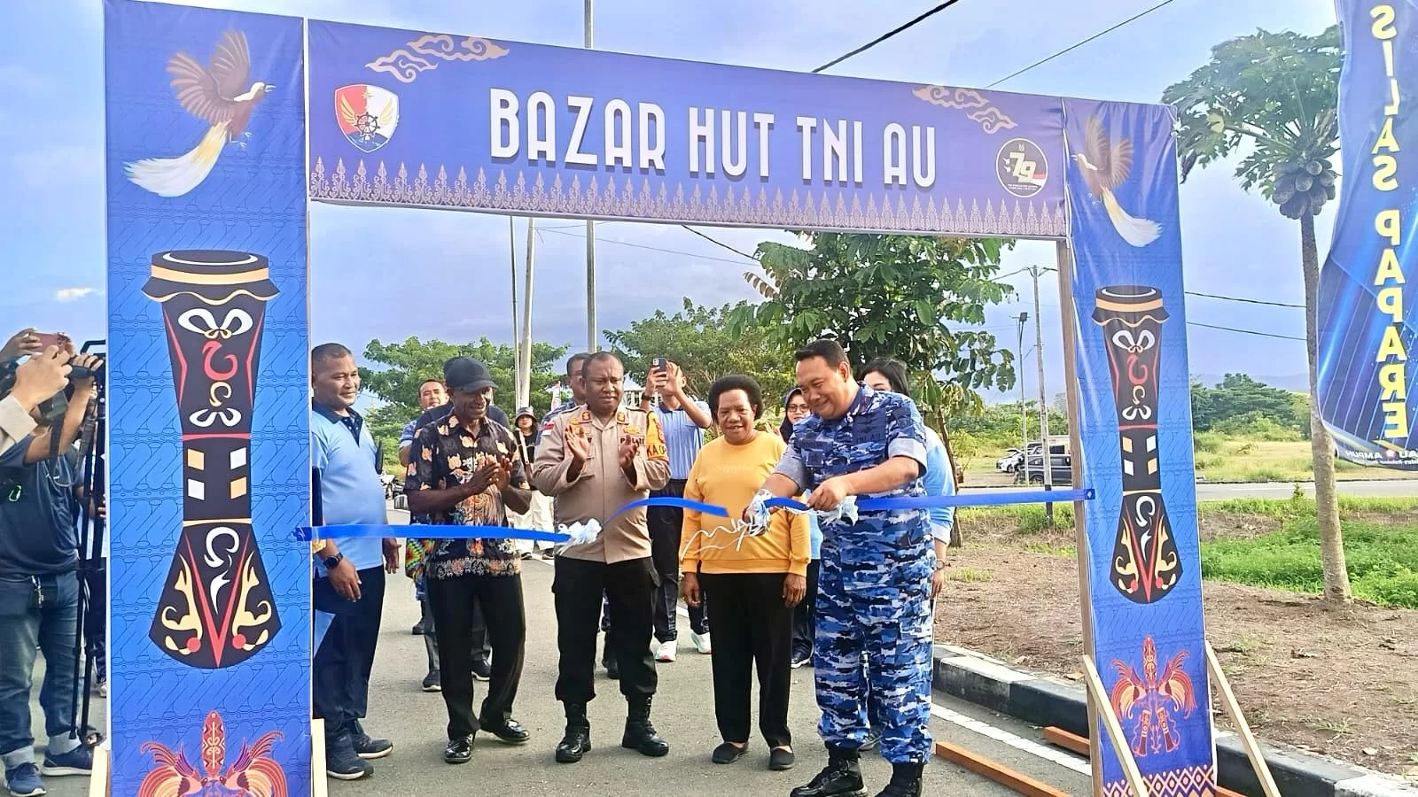 Peringati HUT ke- 79 TNI Angkatan Udara, Lanud SPR Jayapura Gelar Bazar Murah