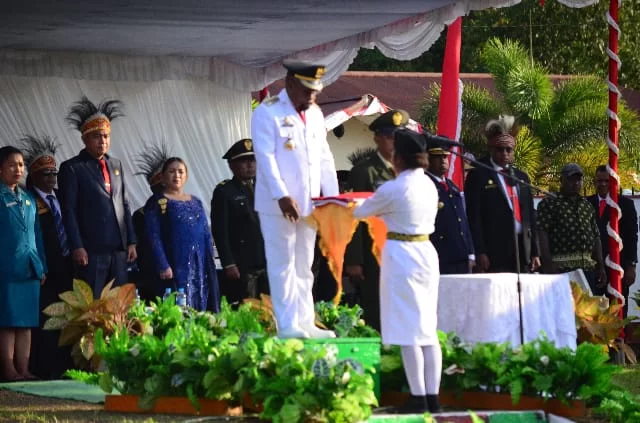 Pimpin Upacara Penurunan Bendera, Bupati Minta Warga Pertahankan Kemerdekaan dan Bangun Kebersamaan