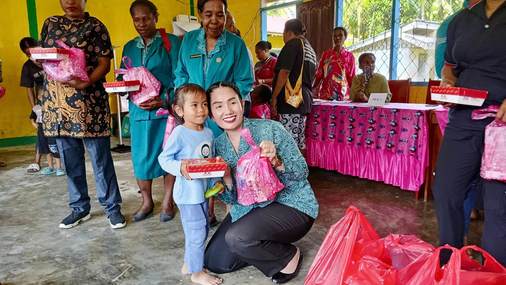 PKK Kabupaten Jayapura Salurkan Bantuan Program Intervensi Stunting dan Gizi Buruk di Distrik Kemtuk