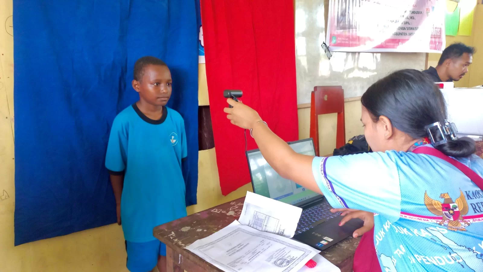 Program “Dukcapil Mesra” Mendekatkan Layanan Administrasi ke Distrik Terpencil