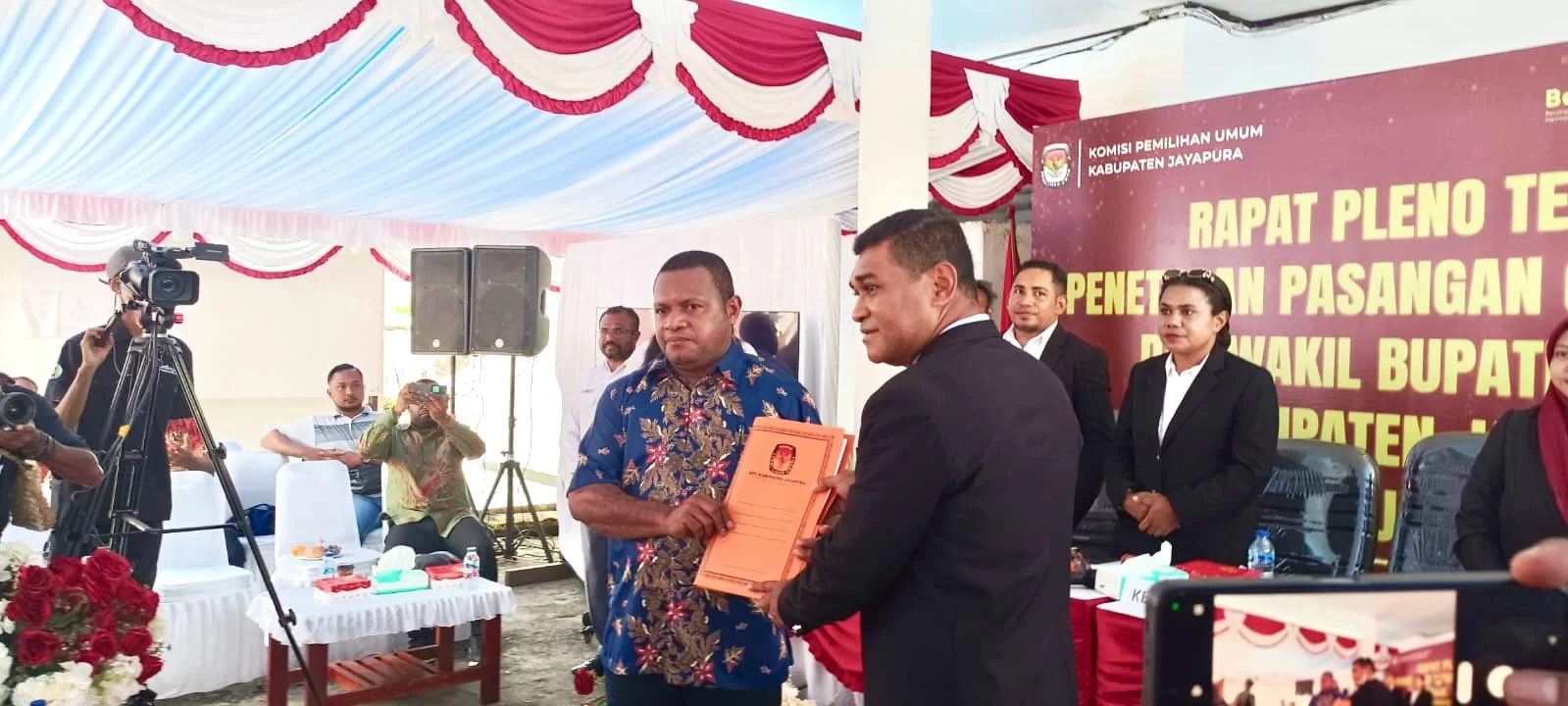 Rapat Pleno Terbuka, KPU Tetapkan Yunus Wonda-Haris Richard Yocku Bupati dan Wabup Jayapura Terpilih