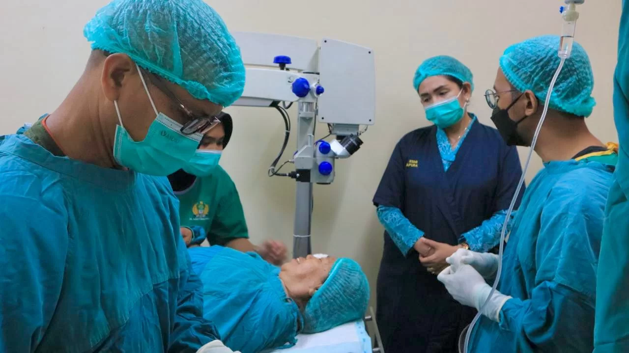 Sambut HUT Kodam, Rindam dan TP-PKK Jayapura Gelar Operasi Katarak Gratis