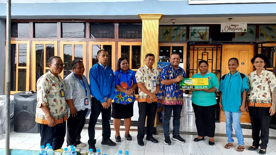 Serahkan Bantuan Peralatan Keripik, Wakil Bupati Jayapura Tekankan Pemanfaatan Berkelanjutan