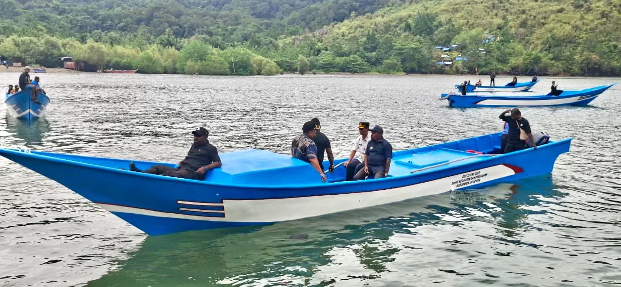 Serahkan Bantuan Perikanan Tangkap, Bupati Yunus Wonda: Harus Sesuai Kebutuhan Nelayan