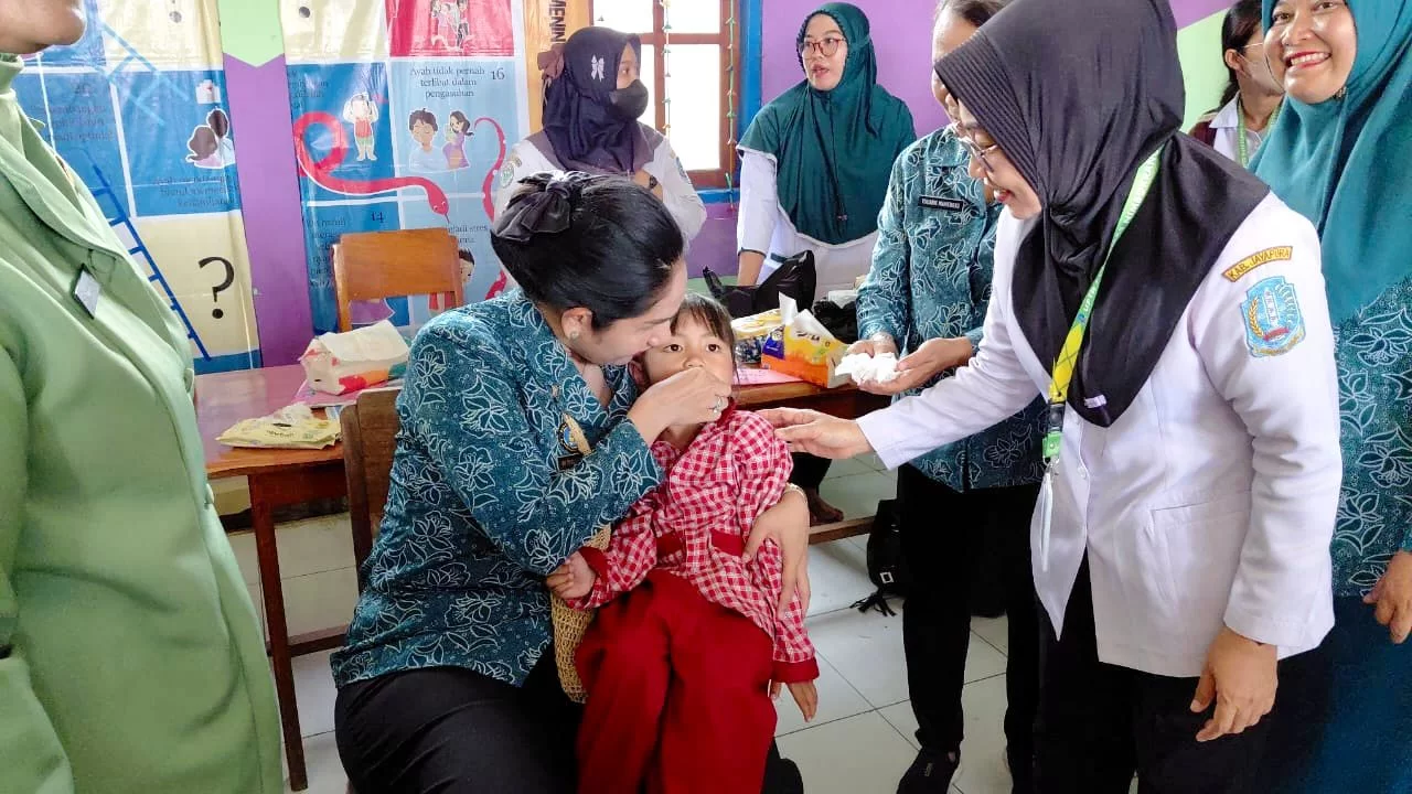 Tak Hanya Monitoring, Ketua TP-PKK Berperan juga Sebagai Kader Posyandu