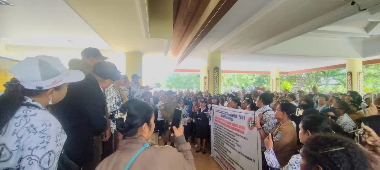 Tak Membayar Tunjangan Guru, Ratusan Guru Kembali Lakukan Aksi Demo di Kantor Bupati Jayapura
