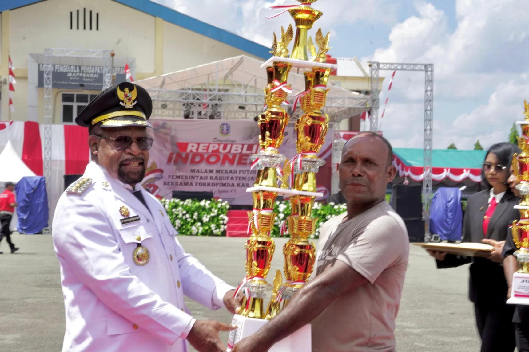 Usai Upacara HUT ke- 80 RI, Bupati dan Wakil Bupati Serahkan Piala Pemenang Lomba Voli